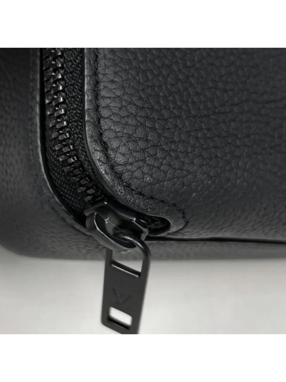 Louis Vuitton Alpha Wearable Wallet Shoulder Bag LV Aerogram Leather Noir